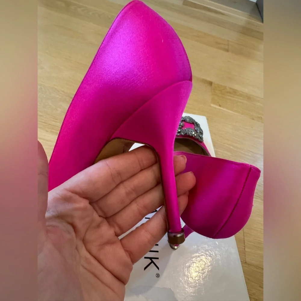 Manolo Blahnik Hangisi Silk Pumps size 36 - Picture 8 of 16